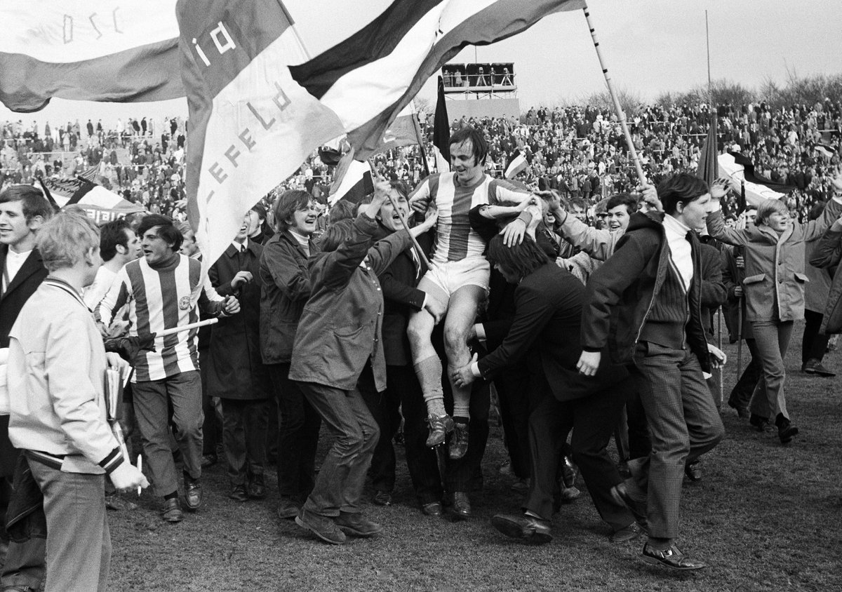 arminia's tweet photo. Wir trauern um unseren ehemaligen Spieler und Trainer Gerd Roggensack 🙏
Er ist im Kreise seiner Angehörigen am Mittwochmorgen nach langer schwerer Krankheit verstorben. Roggensack wurde 82 Jahre alt.
Ruhe in Frieden, Gerd! 🕊️

📲 https://t.co/lndVB3tdXQ https://t.co/oWg2xiof0w