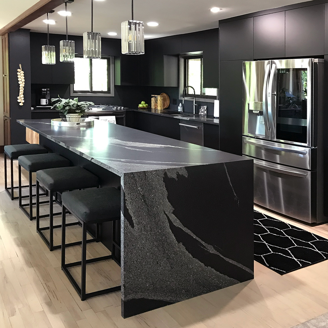 Back in black modern and all that. This kitchen is a beauty and ready for action!

#elitecabinetstulsa
#tulsa
#tulsadesign
#interiordesign
#houseenvy
#framelesscabinets
#moderndesign
#moderncabinets
#kitchencabinets
#loveyourkitchen
#eurostyle
#kitchendesign
#mio