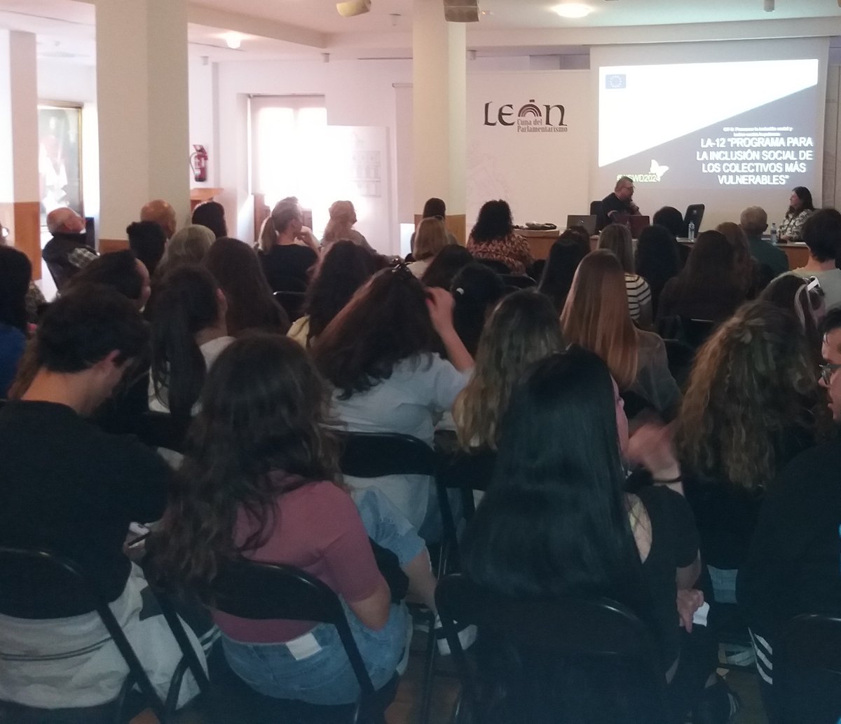 Ayer, 16 de abril en el salón de los reyes del ayuntamiento de León se desarrolló la conferencia "Buen vivir: Estrategia de desarrollo urbano sostenible e integrado León Norte- urbanismo e intervención social, organizado por la Escuela y el Colegio de Trabajo Social de León