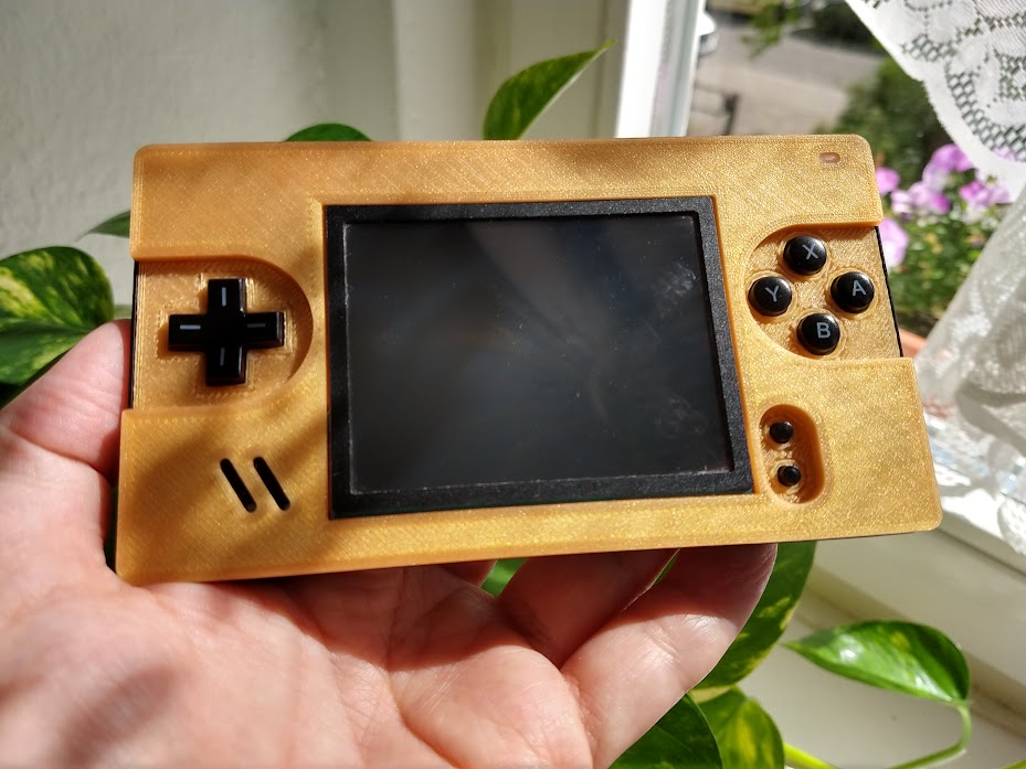Wiihelfer's tweet photo. Mein bisher aufwendigstes #Modding-Projekt ist fertig! 😊
Dieses Mal ist es ein #GameBoyMacro mit der Möglichkeit zwischen beiden Bildschirmen zu wechseln, so kann man auch einige DS Spiele weiterhin spielen.
Gebaut ist er aus einem defekten #DSLite Motherboard. #Nintendo #DIY https://t.co/lvgplJPPEx