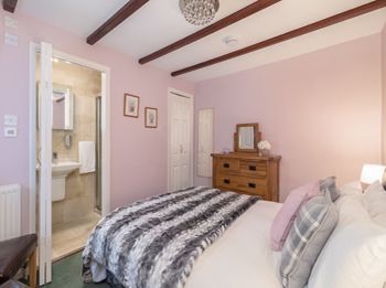 🏡 Located in the picturesque town of Helmsley, Stilworth House offers exceptional guest house accommodation for those seeking an idyllic breakaway. 🛏 Bed & Breakfast aroundaboutbritain.co.uk/NorthYorkshire… #Helmsley #NorthYorkshire #TranquilRetreat #WarmWelcome #FullEnglish #AdultOnly