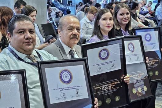 CUTHFROC's tweet photo. Entrega de distintivos a empresas Distintivos Jalisco Responsable de buenas prácticas laborales y Jalisco sin Brechas. https://t.co/RNXLCVejmw