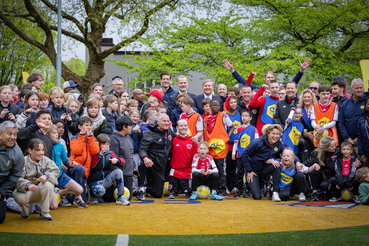 A special sporty day in Amsterdam!💛 Felipe VI and Willem-Alexander, kings of Spain and the Netherlands, visited our Cruyff Court Betondorp. @JohanCruyff connected both countries through his football career, but especially through the continued social impact of his Foundation.