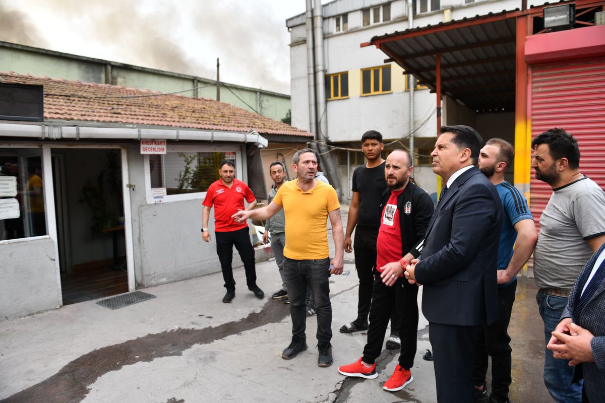 Talatpaşa Mahallemizde bulunan bir iş yerinde çıkan yangına İstanbul İtfaiyesi ve ESAK olmak üzere tüm ekiplerimiz ile müdahalelerimizi sürdürüyoruz. 

Büyük oranda kontrol altına alınan yangında can kaybı ve yaralanmanın olmaması en büyük tesellimiz. Yangına hızlı bir şekilde