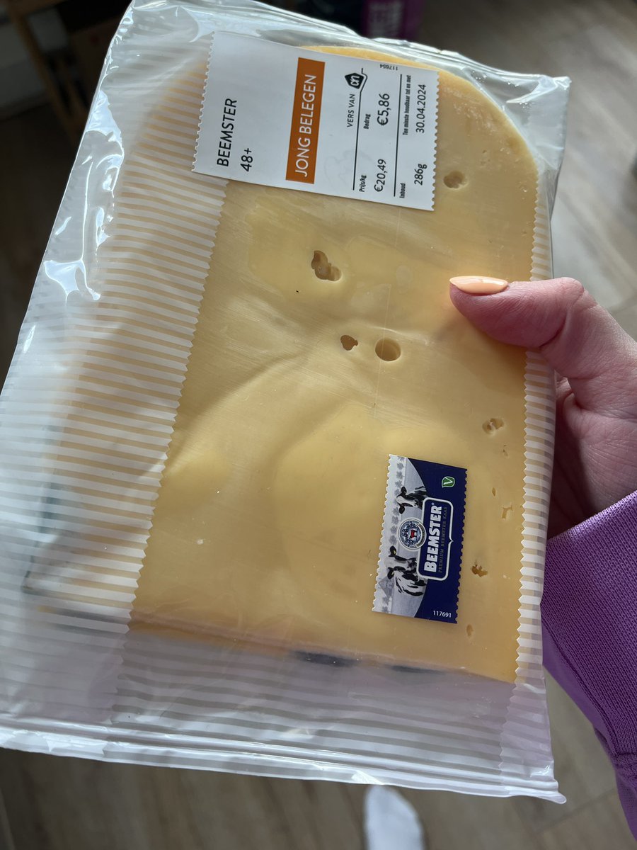 Janetski's tweet photo. @albertheijn lekker schimmelkaas “tht 30.04.2024” https://t.co/pYy4Q8Ehbb