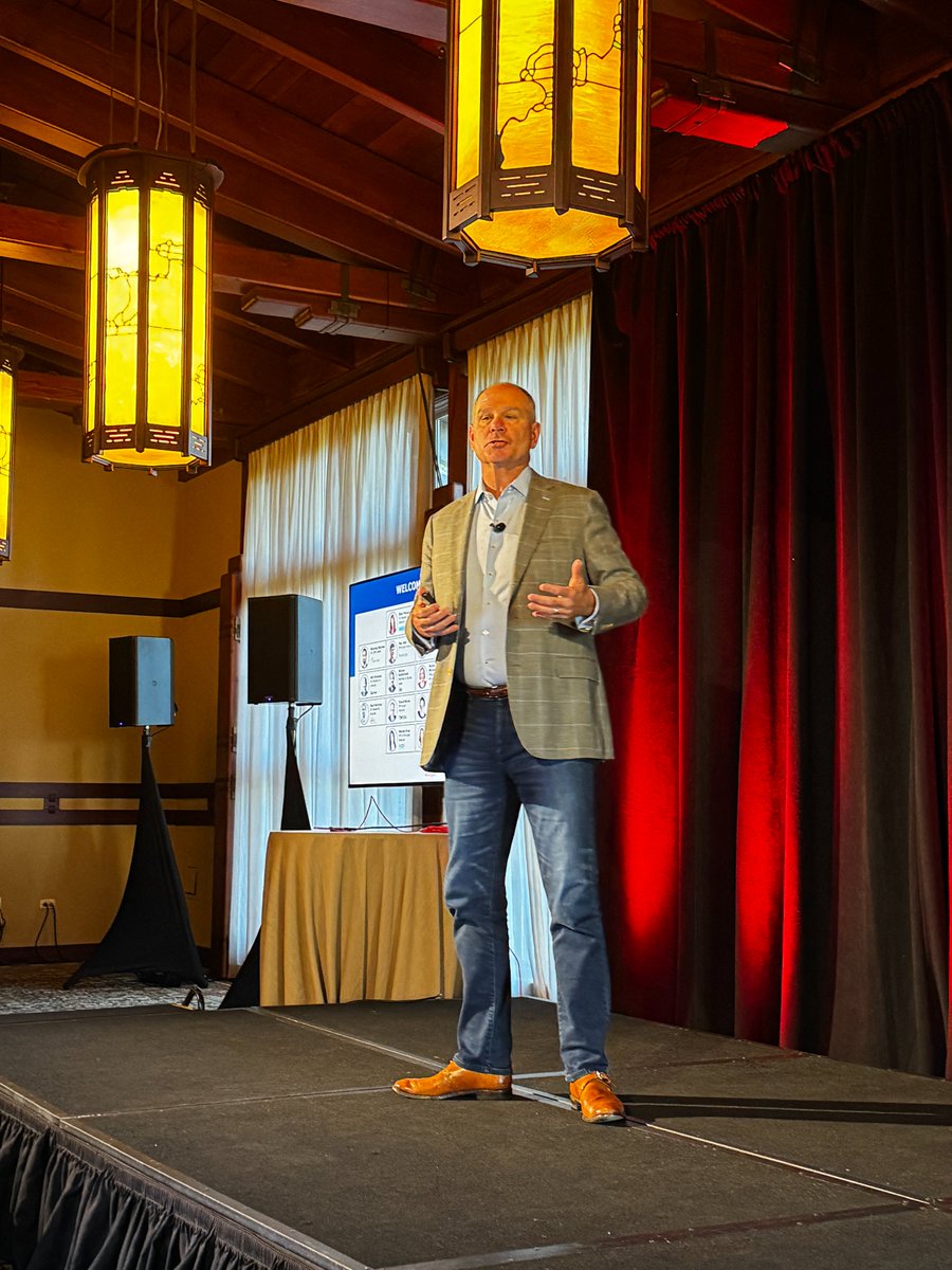 zkerravala's tweet photo. now CEO @alanmasarek talks @Avaya progress at #AvayaAnalystSummit https://t.co/6jHQdb5LsS