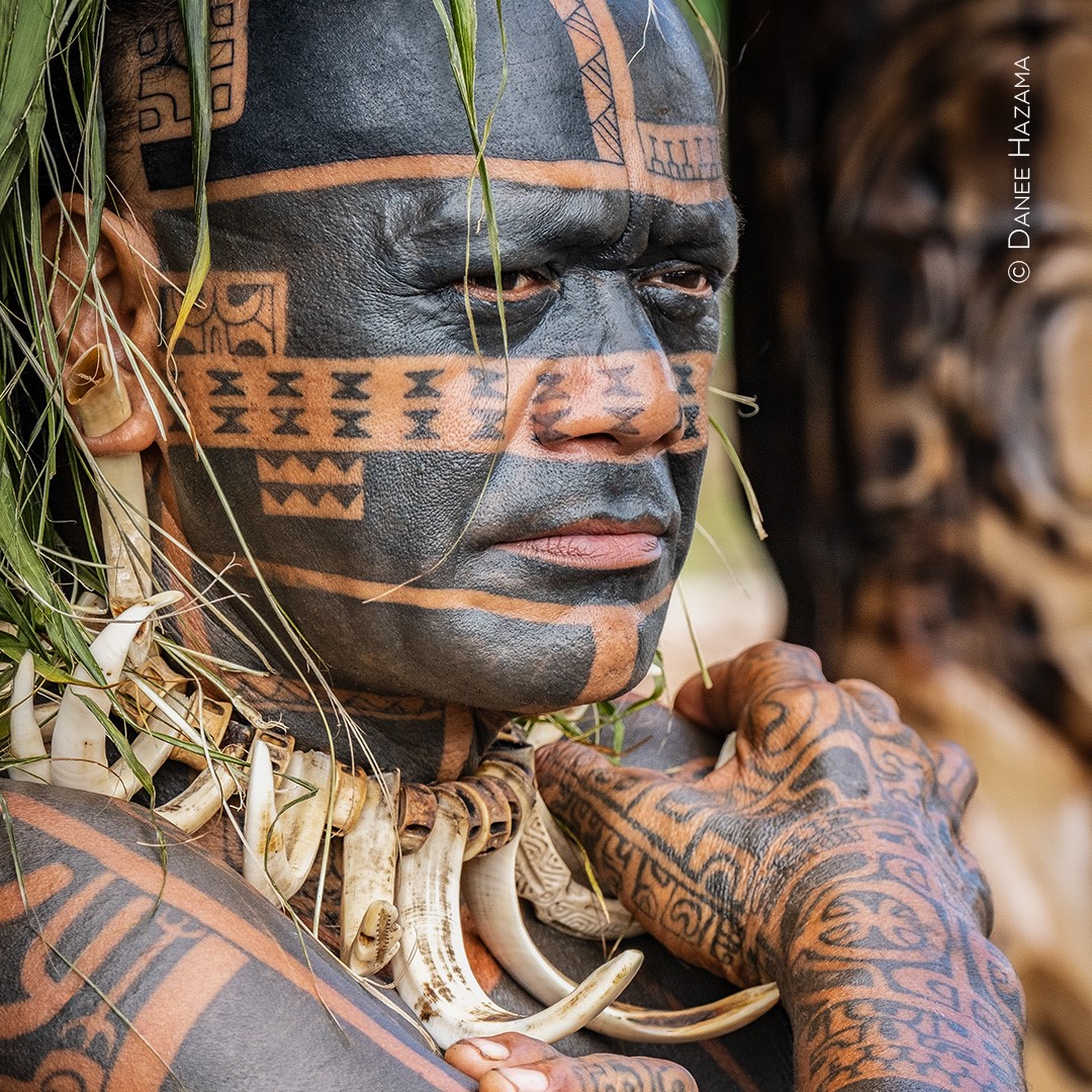 Votre magazine REVA Tahiti n°88 est disponible ! 🌺 Ne manquez pas le dossier 'grand angle' dédié au Matavaa O Te Henua Enana 2023, Festival des arts et de la culture des Îles Marquises, avec les superbes photos de Ingalil HUBERT 📷 Lire le magazine 👉 urlz.fr/qjyT