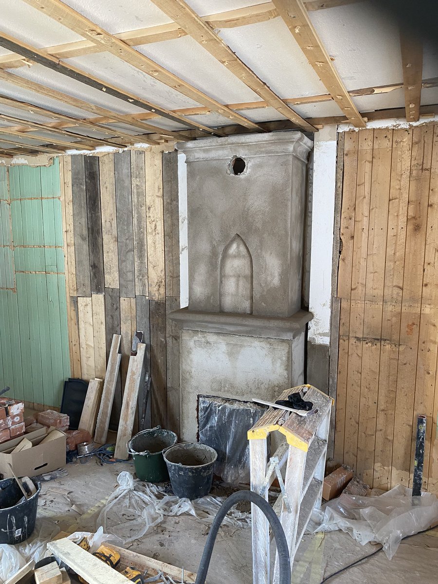 SlutaUrbanisera's tweet image. Rivit bort en öppen spis. Dragit slang och monterat en Keddy sen murat upp en ”rörspis” runt.