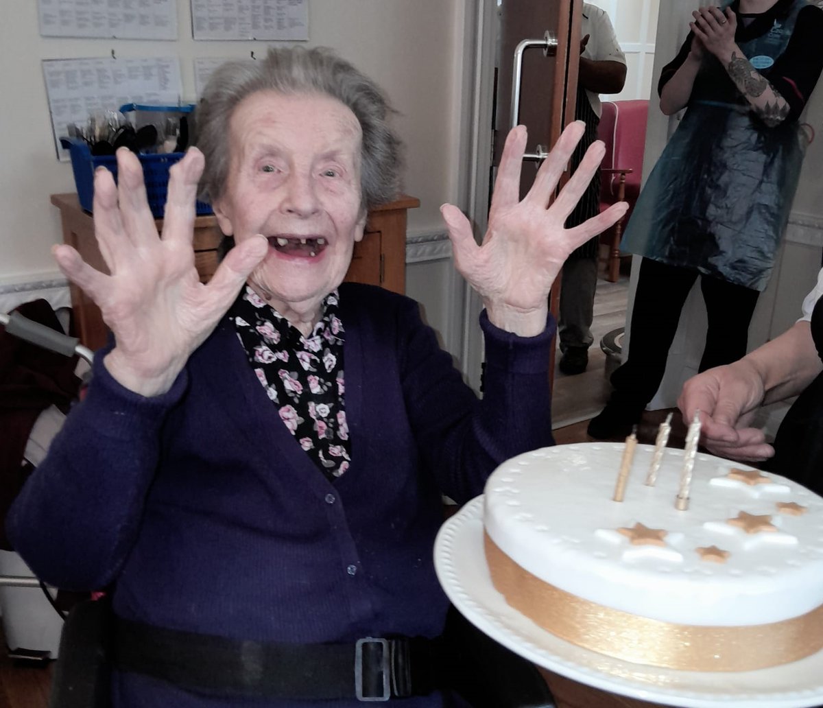 Another wonderful 'Brookfield Birthday'. Happy Birthday to 96 year old Molly. We celebrated with her son Tim and she loved her cake. 🎂 👏 🎁
#BigBirthday #CareHomesUK #NursingHome #BirthdayCake