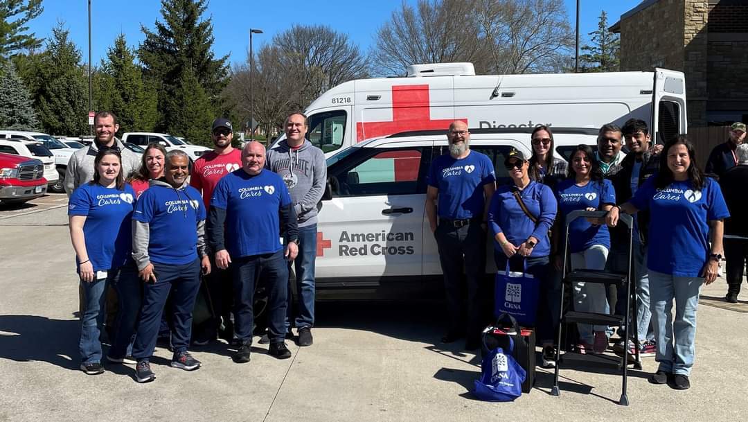 CityofUA's tweet photo. Making homes in #UpperArlington safer, one fire alarm at a time! Thanks to the help of volunteers, over 170 new smoke alarms were recently installed during a #SoundTheAlarm’ canvassing event. #UAFD partnered with @ARCcsor o go door-to-door in the River Ridge neighborhood. https://t.co/SksXxhknVm