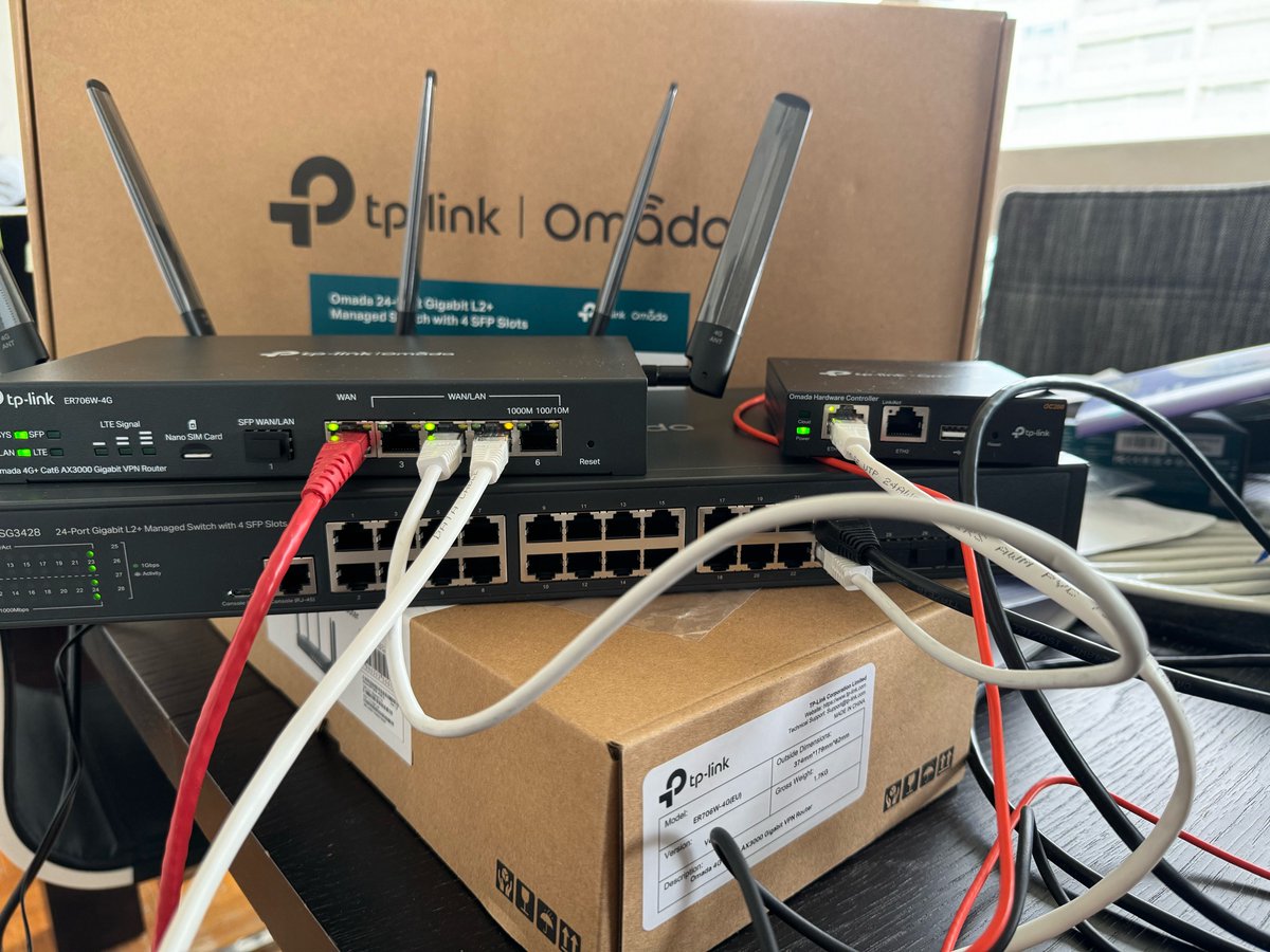 diavicom's tweet photo. Paramétrage en cours pour l’un de nos clients, sécurisation du réseau avec la solution, @TPLINK, @Omada, routeur Multi Wan plus 4G iet Wifi ntégré, pour sécuriser la connexion Internet fibre + 4G https://t.co/DyYBzunm2y