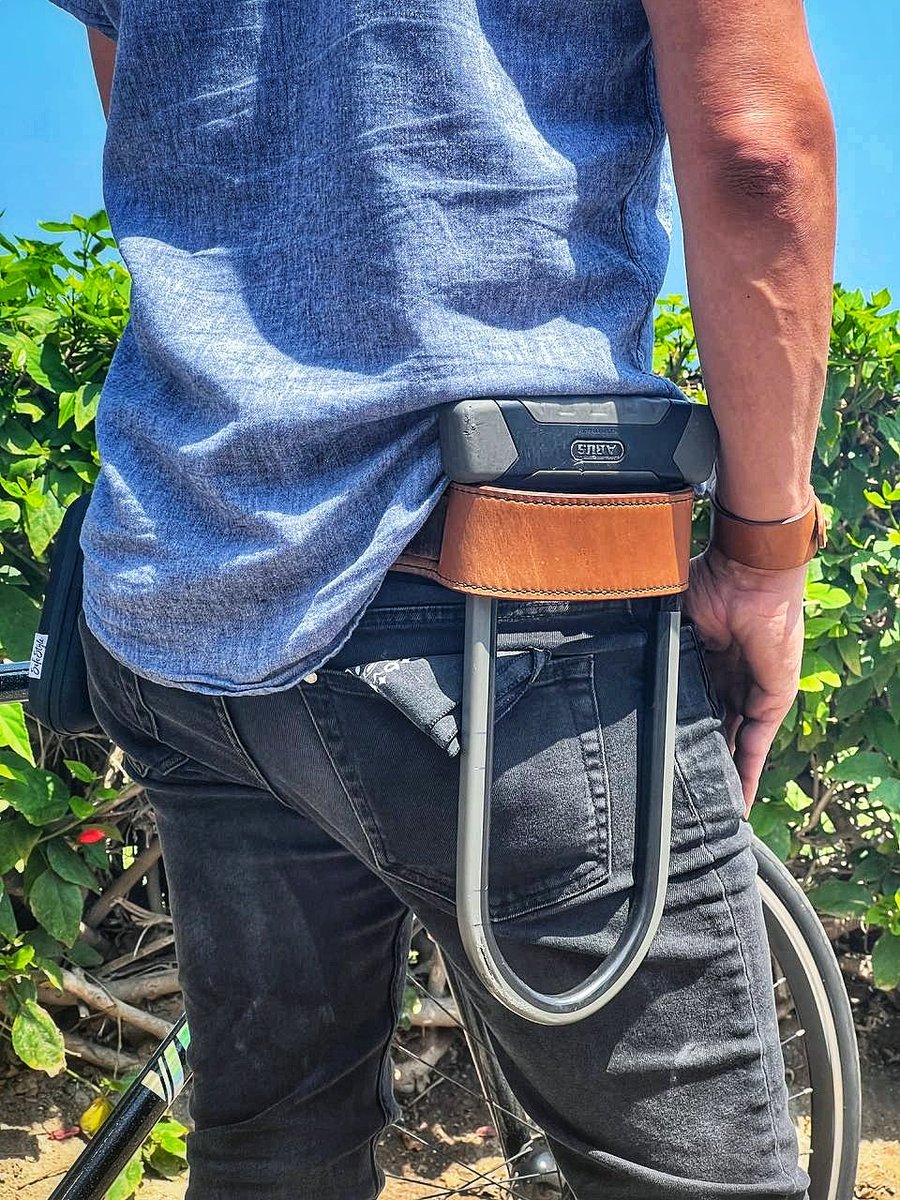 hotpixel's tweet image. Para los que montan bici y a veces no saben dónde meterse el bendito #Ulock porque traquetea mucho en el marco y es incómodo en la mochila...

#ciclismo #ciclismourbano #marroquinería
#hechoamano