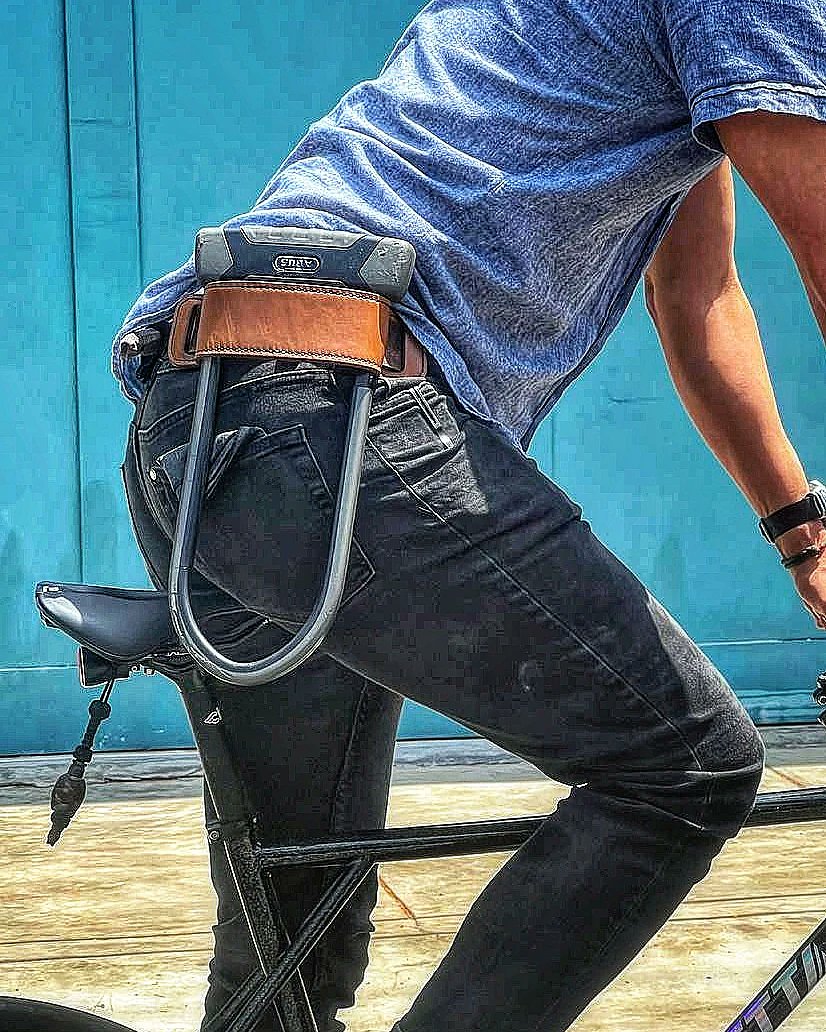 hotpixel's tweet image. Para los que montan bici y a veces no saben dónde meterse el bendito #Ulock porque traquetea mucho en el marco y es incómodo en la mochila...

#ciclismo #ciclismourbano #marroquinería
#hechoamano