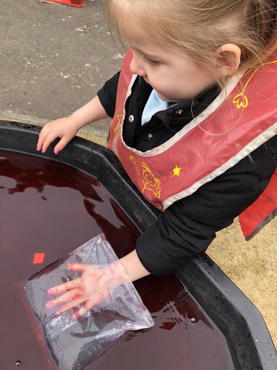 We have been exploring colour in the water tray. “ when my hand is in the water it is red “ “ when my hand is under the water bag it’s not red anymore “
#SHINE #sensoryplay #reflections