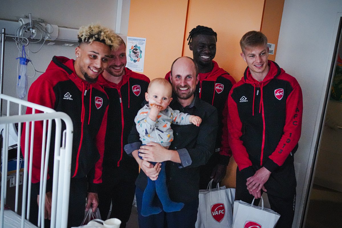 Des sourires à l'hôpital ! 😁

Cet après-midi, joueurs et entraîneur du <a href="/VAFC/">Valenciennes FC 🦢</a> ont rendu visite aux enfants hospitalisés et au personnel soignant du <a href="/ChValenciennes/">CH Valenciennes</a> 🏥

Un vrai moment de partage qui met en valeur le partenariat entre le club et l'hôpital ❤️

#JouonsLaCollectif