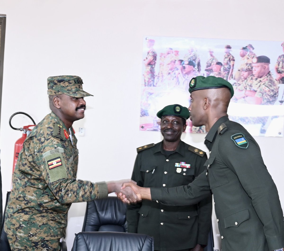 The Chief of Defence Forces, General Muhoozi Kainerugaba, this afternoon held a meeting with a delegation from the Rwanda Defence Force (RDF) at Mbuya UPDF Barracks. Leading the RDF delegation was Major General Vincent Nyakarundi, the RDF Army Chief of Staff. Tuko Pamoja.