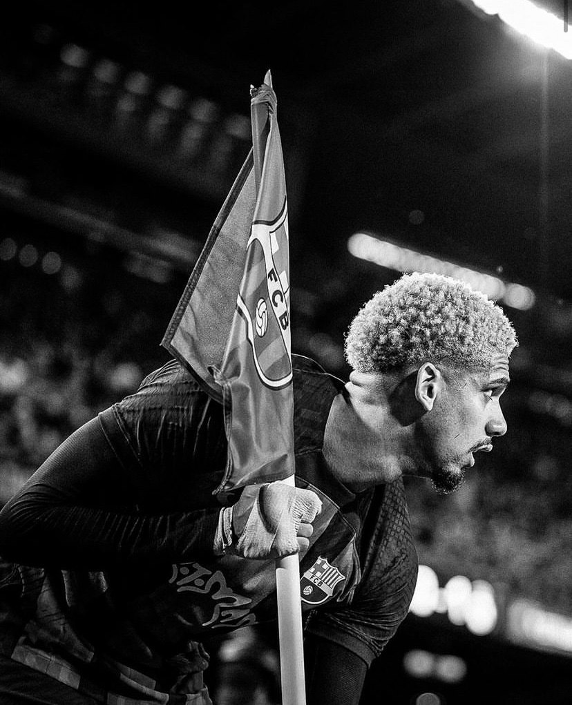 BarcaUniversal's tweet photo. Araujo via IG: "The football gave me so much joy, but now is hitting me hard. I thank all those who are by my side, my teammates who left everything on the pitch, and the fans who believed in this team until the end... I'm so sorry for not giving you this joy." https://t.co/GYUosZ51pI