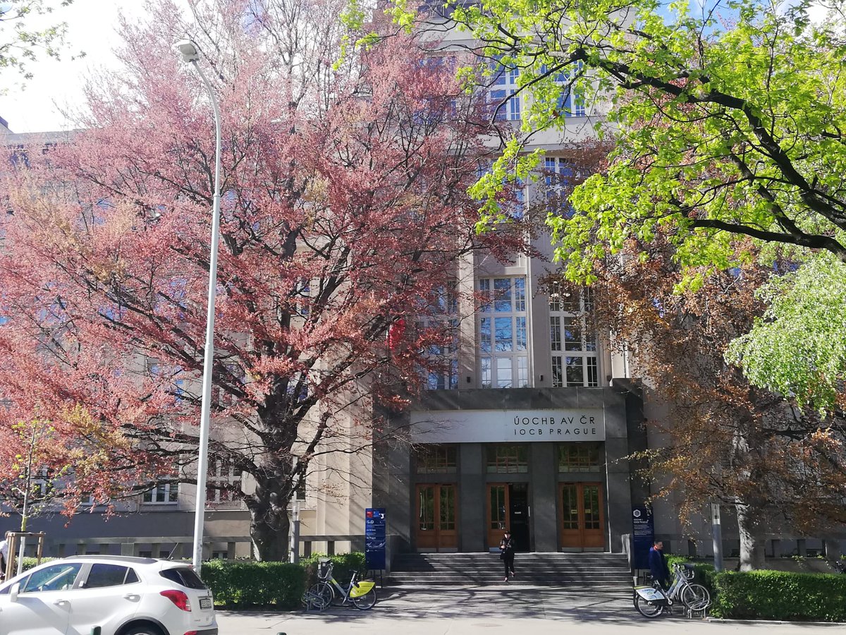 🔬 Our partners from @IOCBPrague kindly showed us around their lab after finishing our #BlueRemediomics in-person meeting yesterday. The institute boasts an impressive history with significant contributions such as the discovery of 'acyclic nucleotide phosphonate antivirals' 👇🧬