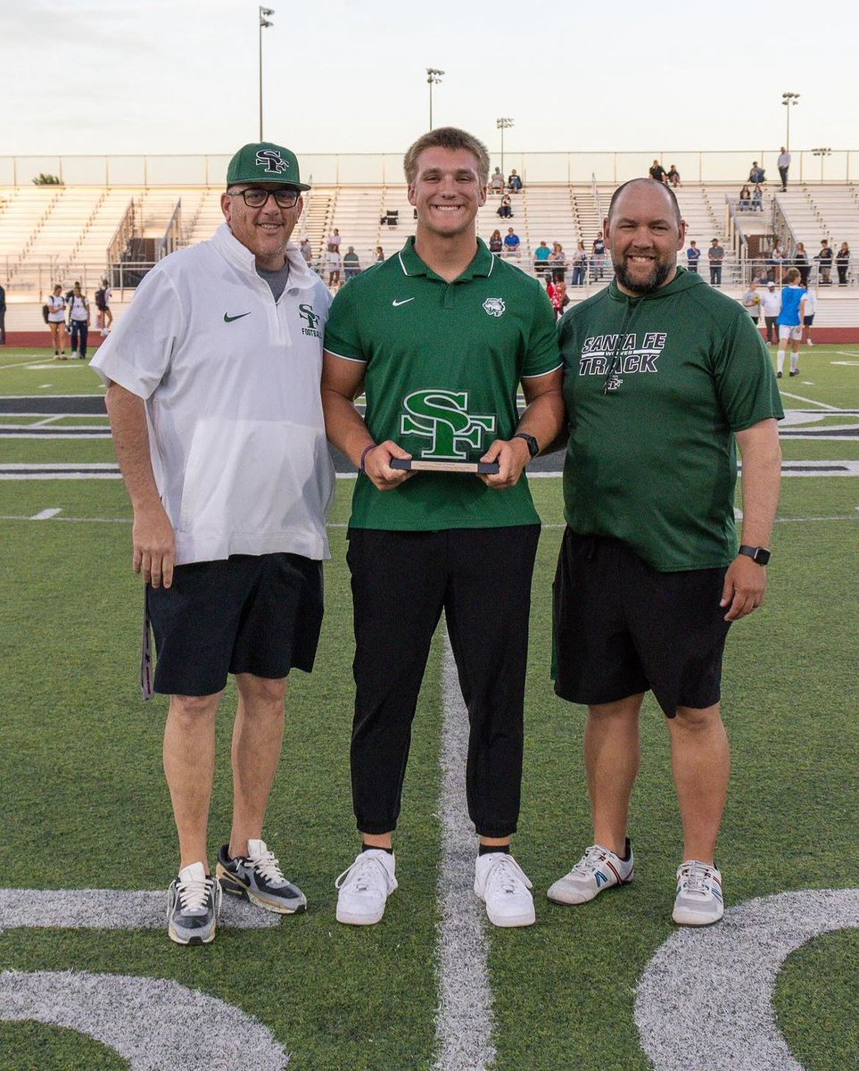 Honored to receive the Leader of the Pack Award for excelling as a multi-sport athlete throughout my high school career. @SFwolvesFTBL @SFWolvesAthl #OUDNA #uncommon