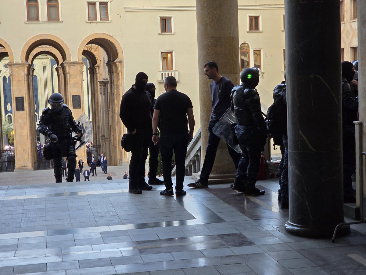 Riot police moving inside the parliament. None of the three entrances have police guard at the moment.