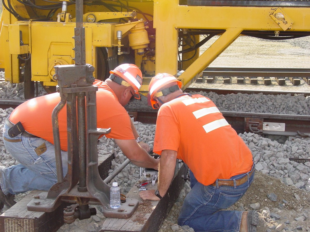 ⚠️SAFETY ALERT ⚠️ #OrangeForSafety The rail industry has suffered 4 fatalities since 12/2021 where a RMM struck a roadway worker. Each roadway worker and RMM operator needs to be aware of the safety procedures for Roadway Workers who work around RMMs. tinyurl.com/4kjpzb2e