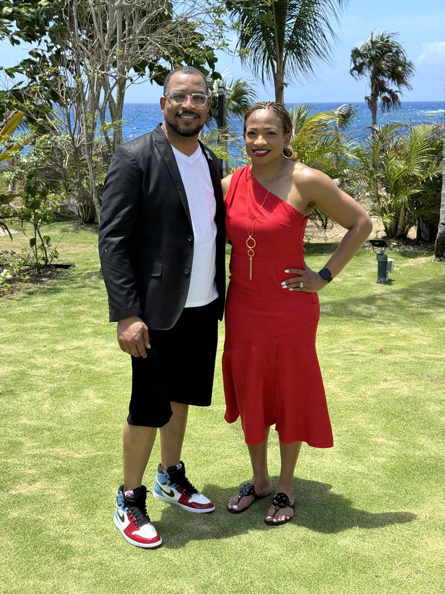 SonjaBowman's tweet photo. Happy 30th โMINISTRYโ Anniversary to my brother, Bubba, pastor, &friend! Itโs been great watching you grow from one stage to the next, and I can't wait to see what God has in store for you! Love ya! ๐๐ฝโฅ๏ธ๐๐ฝ
#30Years
#THCconnects
#ProudBigSister
#MyBubbaAndMe
#LeadingFromTheFront https://t.co/FqYXvhF9E2