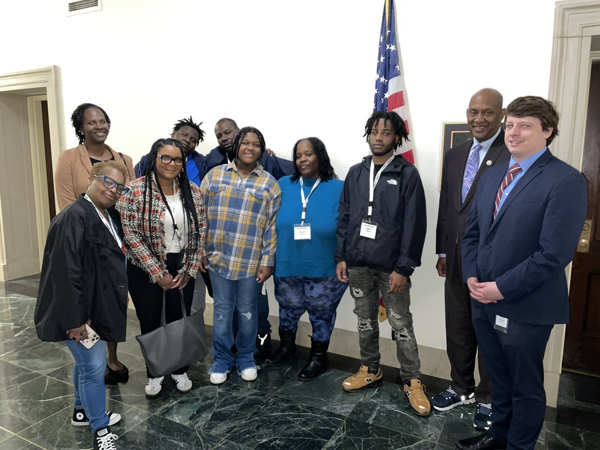 Grateful to meet with <a href="/DwightEvansPA/">Dwight Evans</a> to discuss the urgent need to invest in education, gun safety, and mental health supports so our students receive the resources they need to thrive! #kippphilly #kipp #CharterHillDay #kipponthehilly