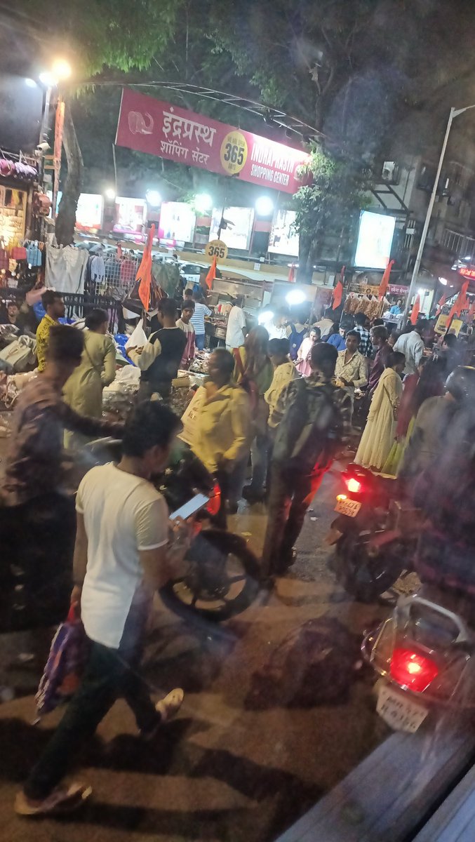 Dozens of illegal hawkers and food stalls are occupying the footpath and road at SV Rd in Borivali West. This is right outside Indraprastha Shopping Centre  and it is causing problems for pedestrians and vehicles. @mybmcWardRC @mybmc @IqbalSinghChah2