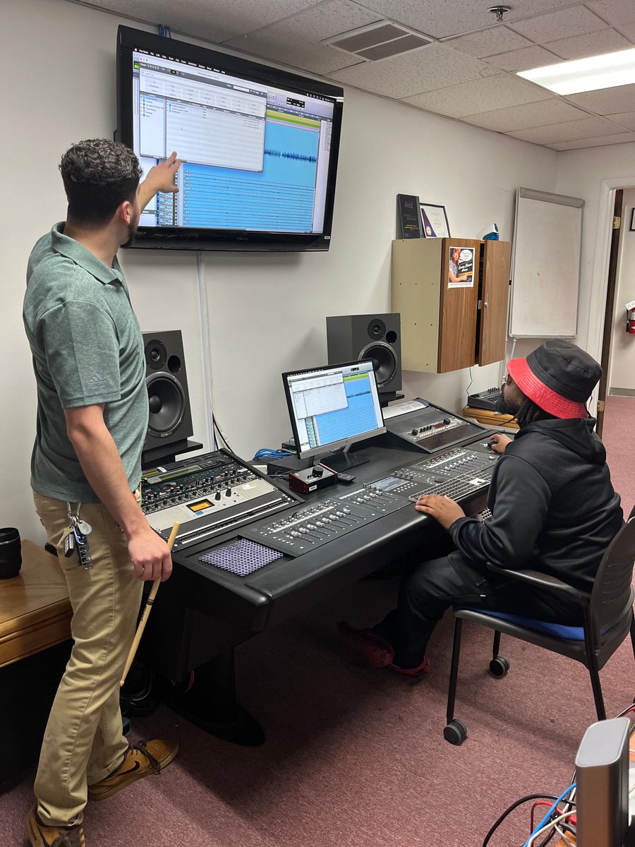 Engineer Phil leading an 'Arranging and Producing' class in the Pro Tools lab! #audioengineering #audioengineer #music #musictech #arranging #studio #school #ProTools #digitalaudio #DAW #rockvillemd