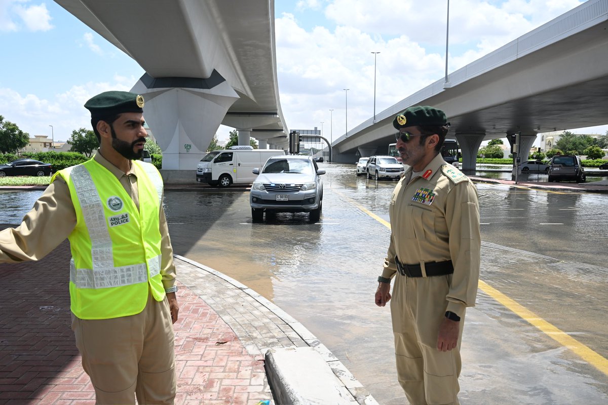 جانب من جهود شرطة #دبي في خدمة مستخدمي الطرقات في ظل الأجواء الماطرة التي شهدتها الإمارة. @DubaiPoliceHQ