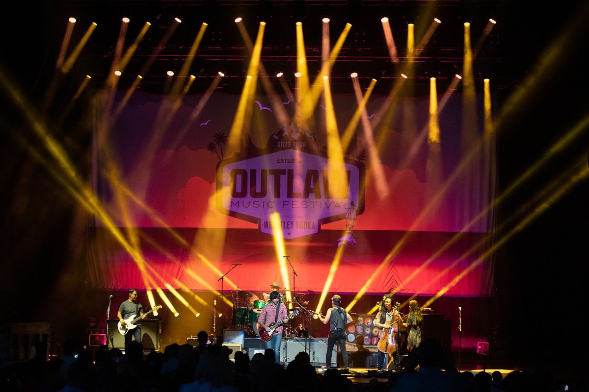 The Outlaw Music Festival Tour is back with a bang, featuring Willie Nelson, Bob Dylan, and more! This lineup is hotter than a Texas summer – don't wait, secure your front-row seats at talk.ticketsales.com/music/willie-n…
