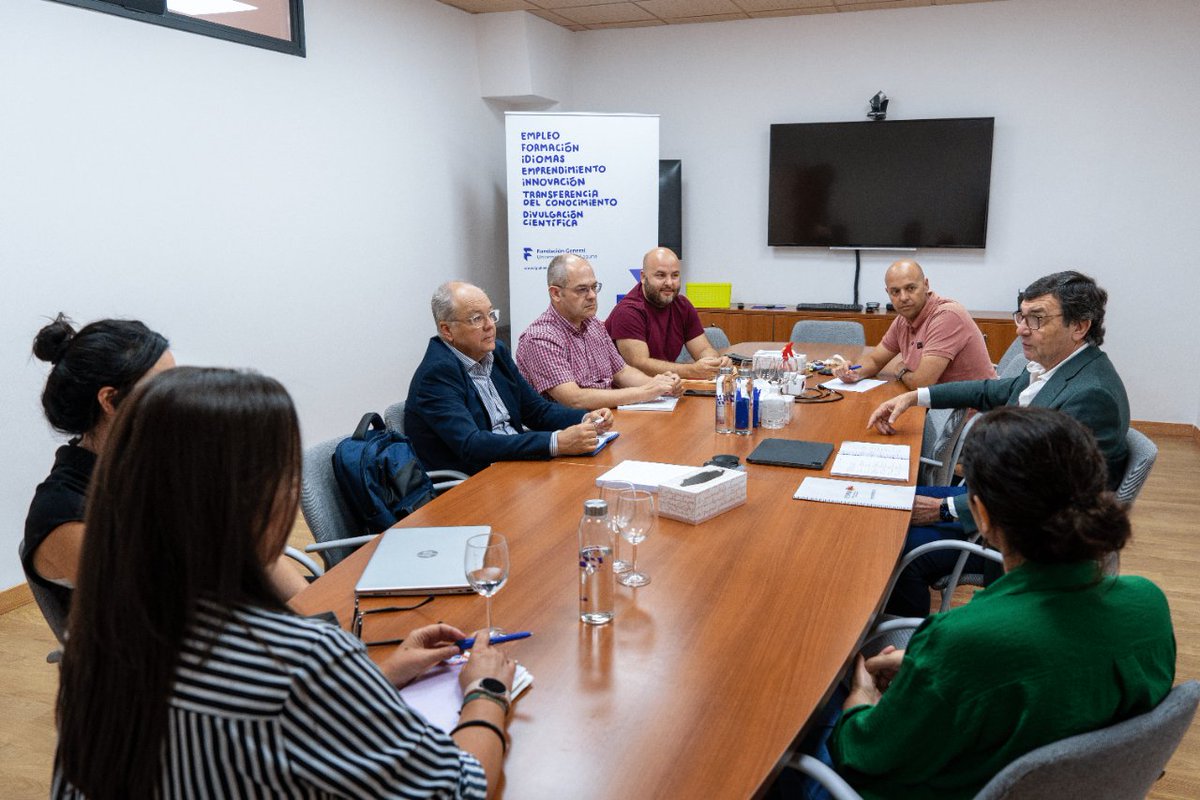 fg_ull's tweet photo. 🤝El equipo directivo de la Fundación General de la Universidad de La Laguna, bajo la gerencia de Julio Brito, se reunió ayer con Fernando Martínez, presidente de #FUE y #REDFUE, para intercambiar experiencias y seguir colaborando por el #talentojoven 👩‍💻

#ULL #FGULL https://t.co/6Hw87PNMlS