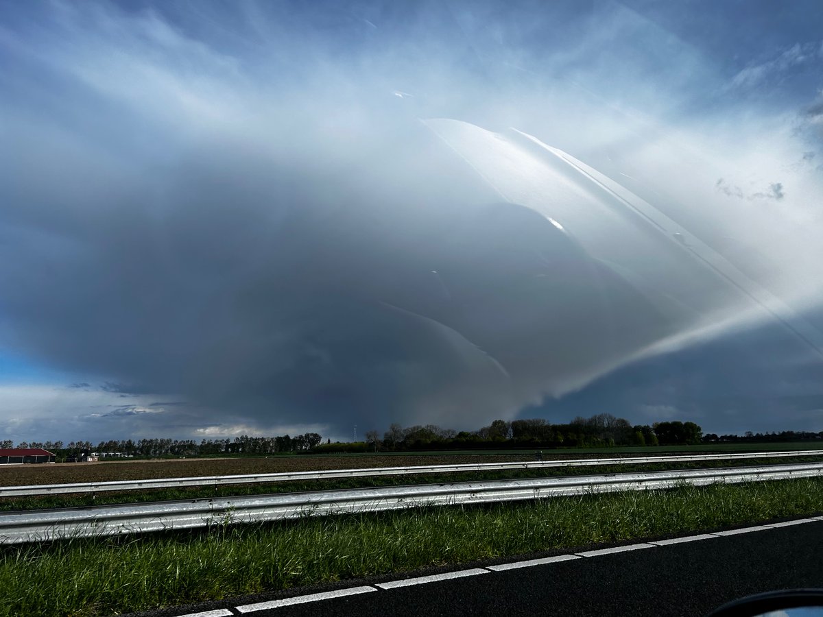 EddyJanse's tweet image. Pittig buitje weer! Maar ja, elk voorjaar heeft zijn najaar! #koud. #buien #slechtweer