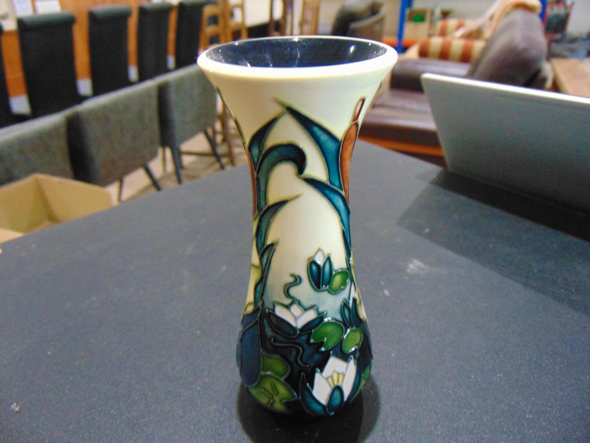 Available this Friday 19th April. Auction starts at 6pm.

Moorcroft Vase.

#vase #moorcroftpottery