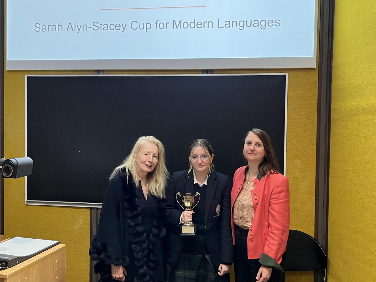 Congratulations to Delia Brady, winner of the Sarah Alyn-Stacey Modern Language Prize @tcddublin last night. The judges were Dr Sarah Alyn-Stacey and Laura Le Cleach from @FranceinIreland.