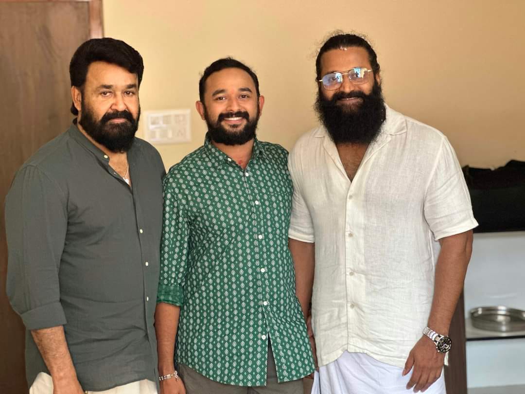 #Mohanlal
Lalettan with R. Ramanandh (#Kathanar script writer) and #RishabShetty

@Mohanlal #Empuraan