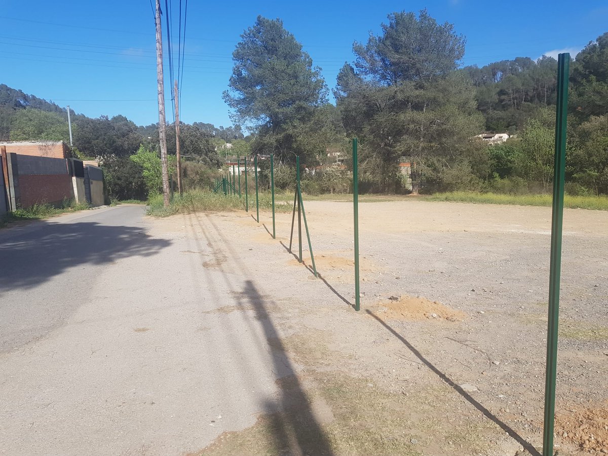 És molt roí que els propietaris del "camp de futbol" de la Rierada- entre ells el propi <a href="/AjMolinsdeRei/">Ajuntament de Molins de Rei</a> !!!- posin tanques a un espai natural. Però en cap cas per a PROTEGIR-LO, doncs bé hi volen construir, sinó perquè no el pugui fer servir la gent com ha fet des de fa segles