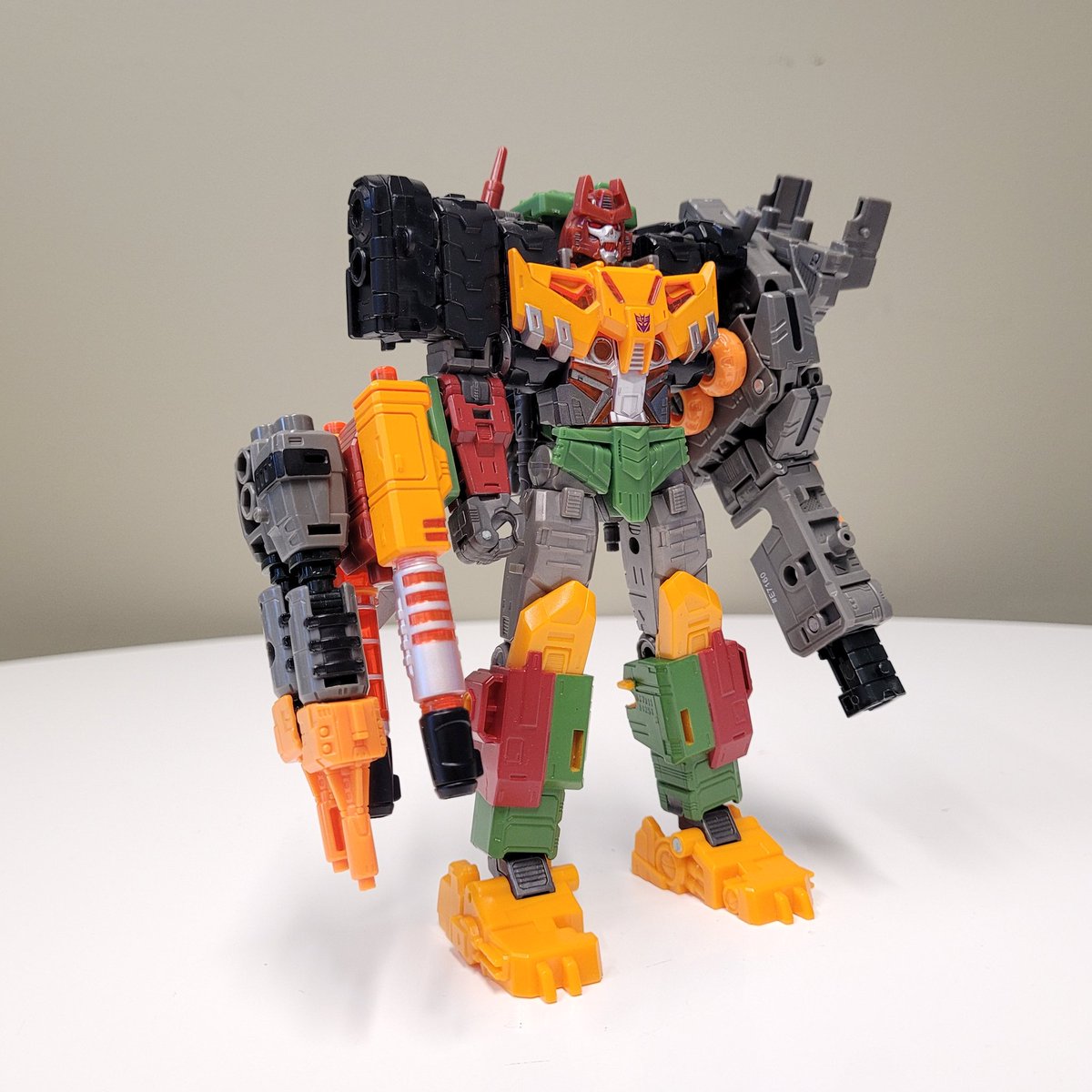 Fasttrack modulates Bludgeon. Took some inspiration from my Shard combiners (where she replaces an entire limb), applied it to this set of ingredients, and am pleased with the results 🫡 #transformers #transformerslegacy #transformersearthrise