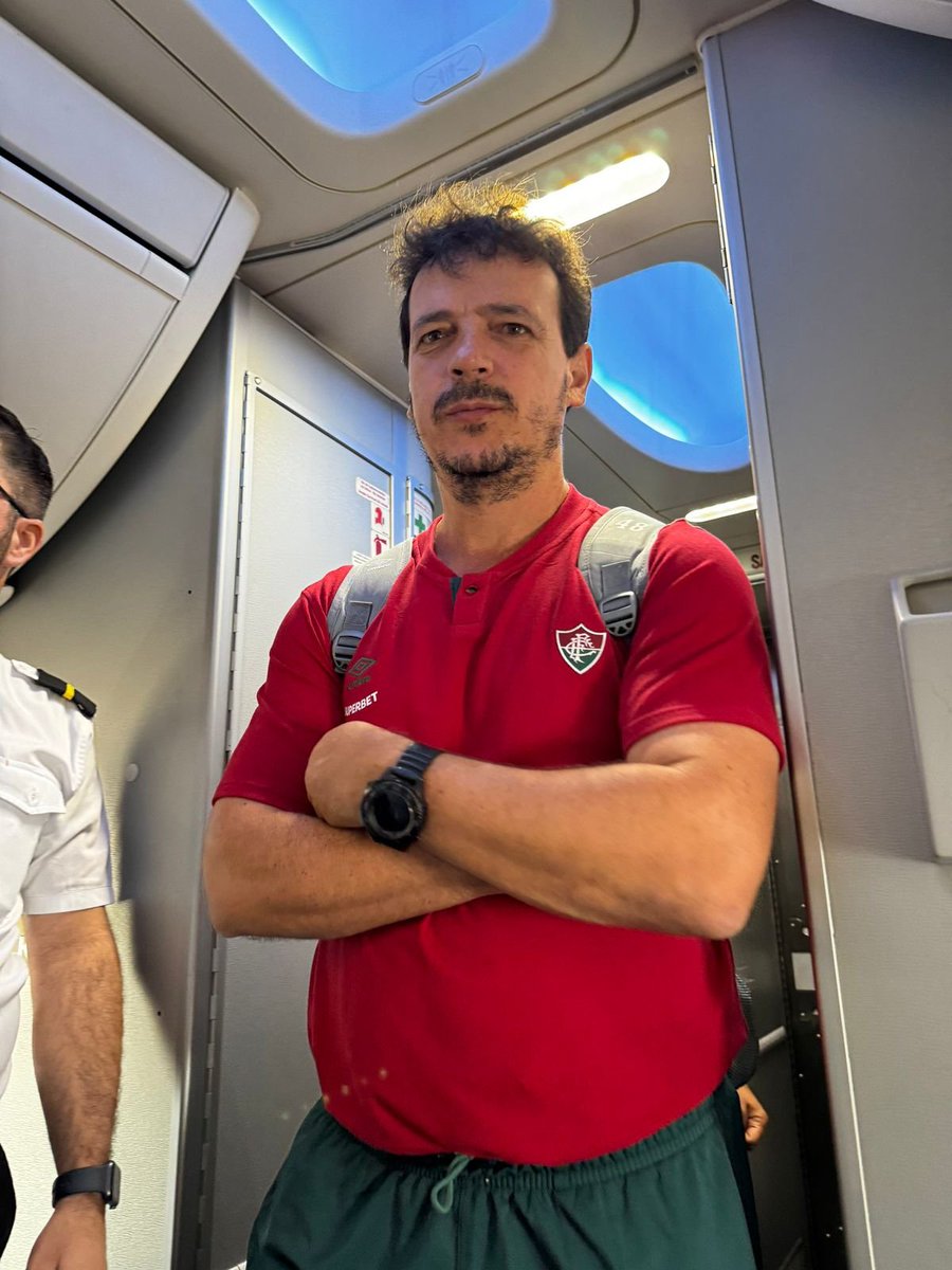 cornetadoffc's tweet photo. Camarada tá no mesmo voo do Fluminense voltando de Salvador. Disse que tá com medo do Diniz trocar o piloto por algum passageiro. https://t.co/vTdSmZhKpw