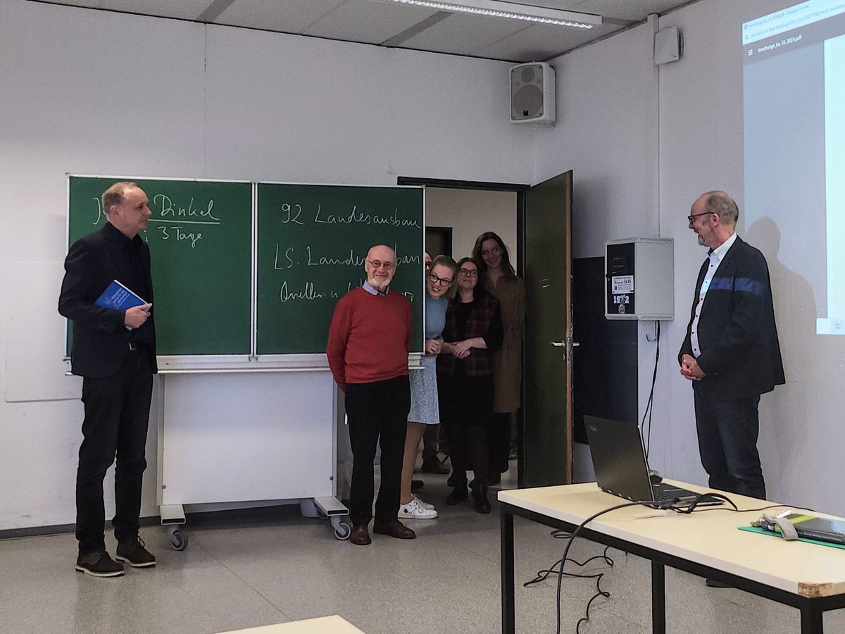 Gestern gab es einen besonderen Anlass zum Feiern. Mit der Festschrift „Historisches Lernen für das 21. Jahrhundert“ gratulieren wir @BernhardtMarkus herzlich zu seinem 65. Geburtstag! Wir freuen uns auf viele weitere wertvolle Impulse. #ude #geschichtsdidaktik #forschung