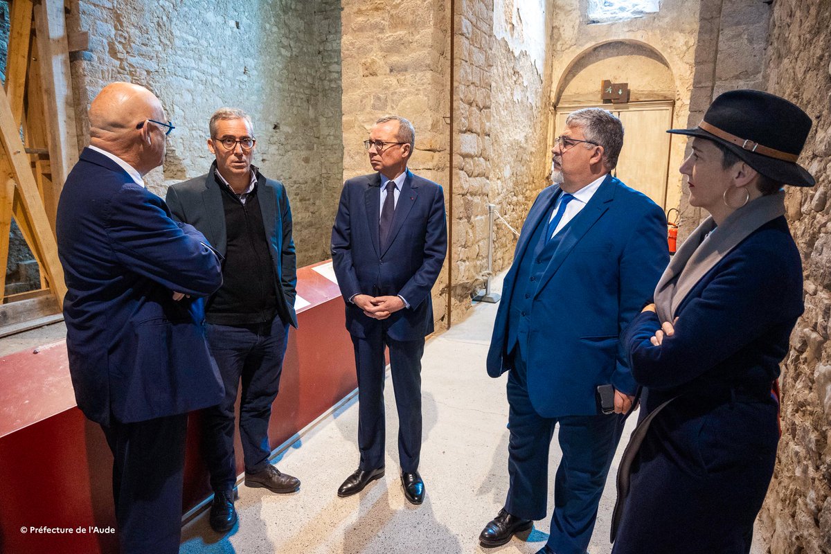 ✍️ Signature de la convention entre l’État et le centre culturel de rencontre de l’Abbaye médiévale de Lagrasse (11) Aujourd'hui, P-A. Durand, @PrefetOccitanie & Hervé Baro, président de l'établissement public de coopération culturelle « Les Arts de lire - Abbaye de Lagrasse »