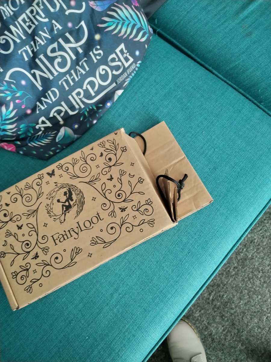 _880326's tweet photo. When evri delivers your @FairyLoot parcel but there's no photo proof and it's already been opened and taken out cause you can see where someone tried to forcibly take it out as they did it the wrong way and then didn't even bother to hide it. When is this going to end? https://t.co/przWSc5gzX
