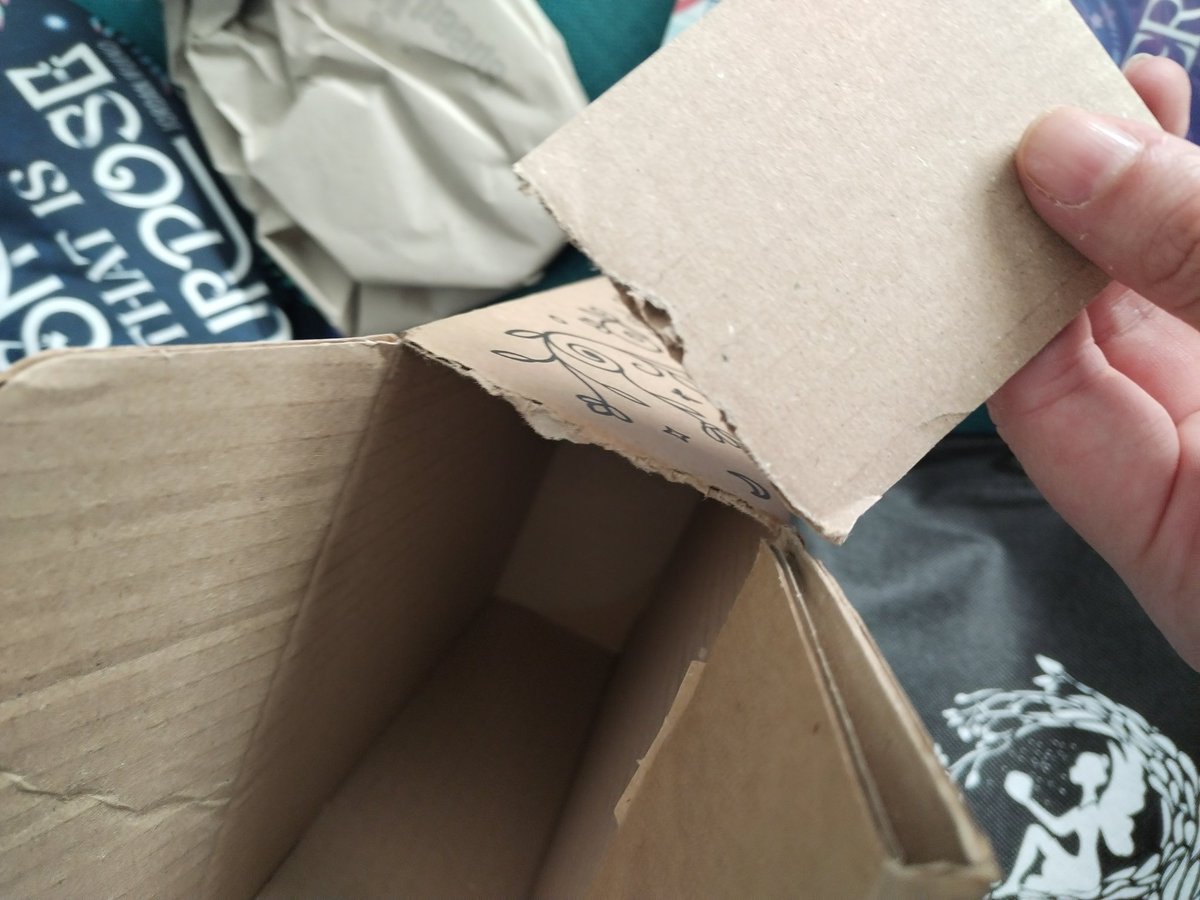 When evri delivers your <a href="/FairyLoot/">FairyLoot</a> parcel but there's no photo proof and it's already been opened and taken out cause you can see where someone tried to forcibly take it out as they did it the wrong way and then didn't even bother to hide it. When is this going to end?