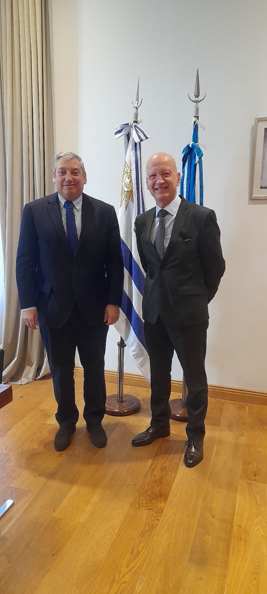 En la mañana de hoy, el Embajador @pajaroenciso se reunió con el recientemente designado Presidente de la delegación argentina ante la Comisión Administradora del Río Uruguay, Emb. Roberto Salafia.