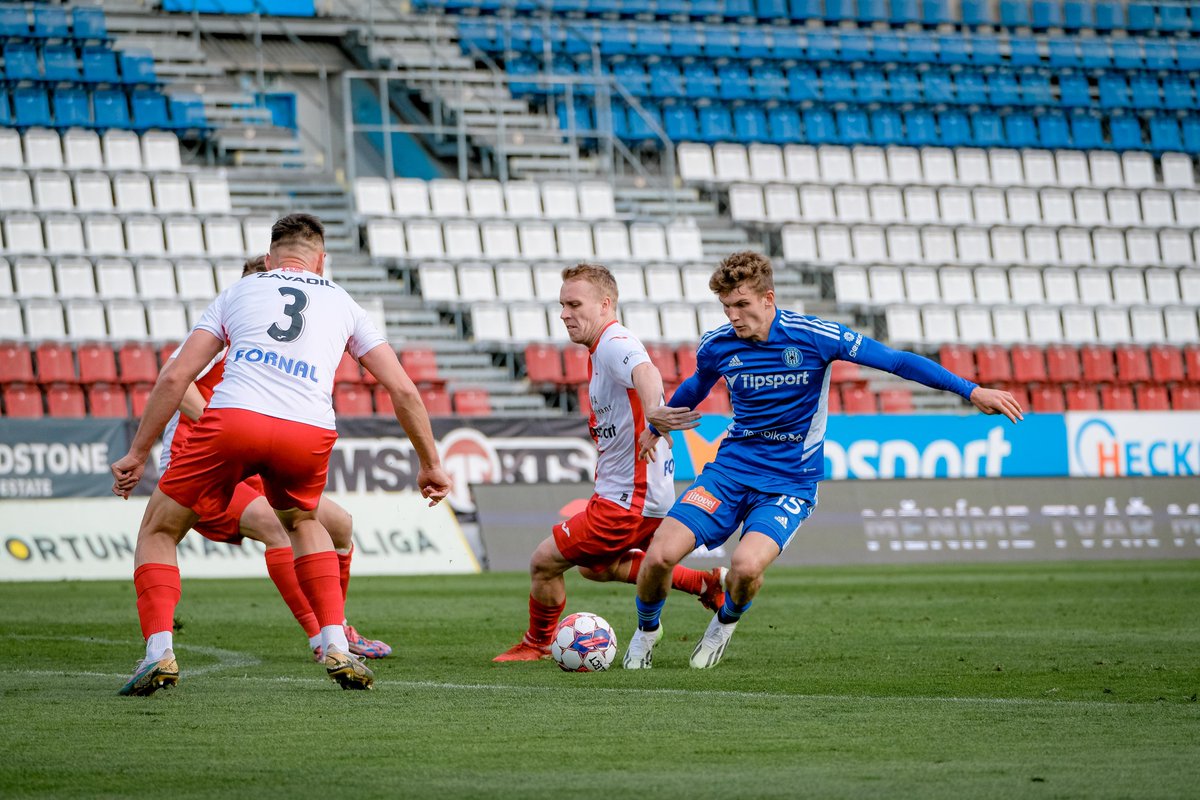 SKSigmaOlomouc's tweet photo. ⏱ POLOČAS | Góly Singhateha a Fialy vede B-tým nad Kroměříží 2:0. 💪
#hanacidoteho #becko #OLBKRO https://t.co/FZBx6abobG