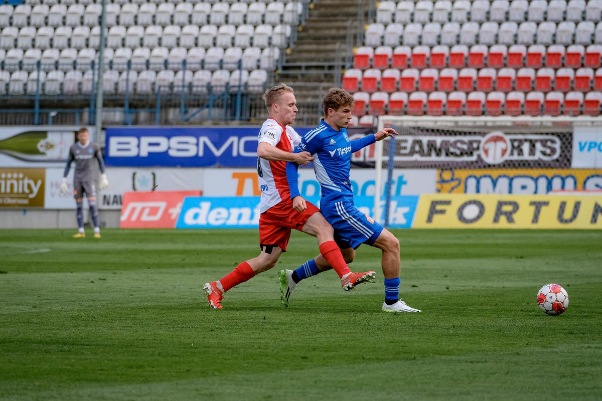SKSigmaOlomouc's tweet photo. ⏱ POLOČAS | Góly Singhateha a Fialy vede B-tým nad Kroměříží 2:0. 💪
#hanacidoteho #becko #OLBKRO https://t.co/FZBx6abobG
