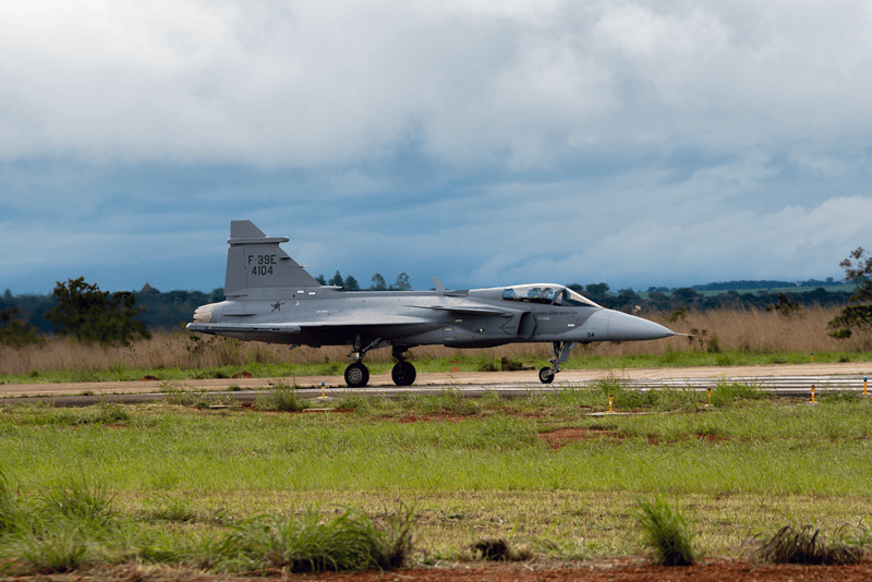 ¿Por qué el #GripenParaColombia es un caza de alta disponibilidad? 🤔 Entre otras cualidades, sus entradas de aire están ubicadas estratégicamente para asegurar una alta resistencia a Foreign Object Debris, facilitando su despegue y aterrizaje en pistas poco convencionales. 🛫