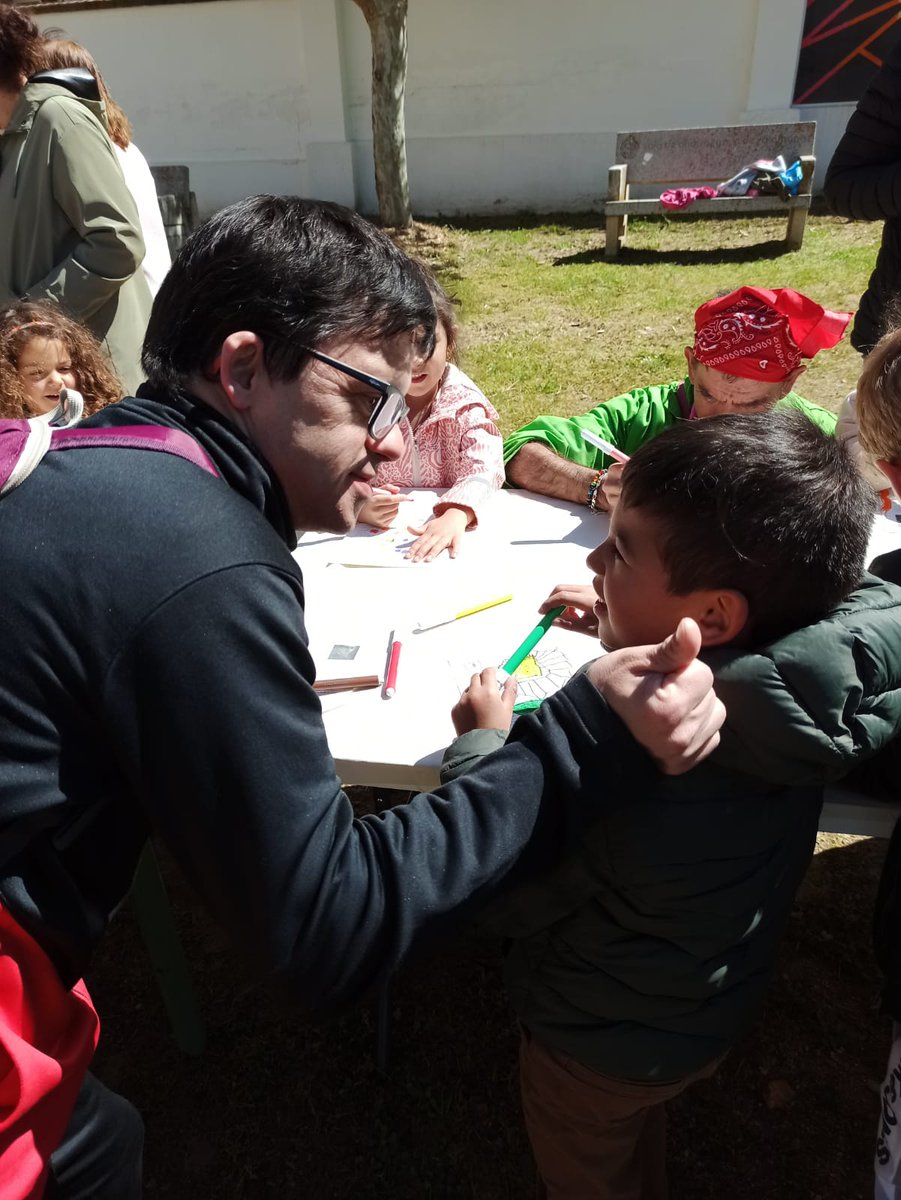 CeipLazarillo's tweet photo. ¡Intensa mañana la de hoy! Todos los realizado en los talleres nos ha permitido decorar la calle, pero nos quedamos con los momentos compartidos. Ésos que no se olvidan fácilmente.¡Afortunados nos sentimos hoy de tener estos maravillosos vecinos! https://t.co/75mqXMA8Fh