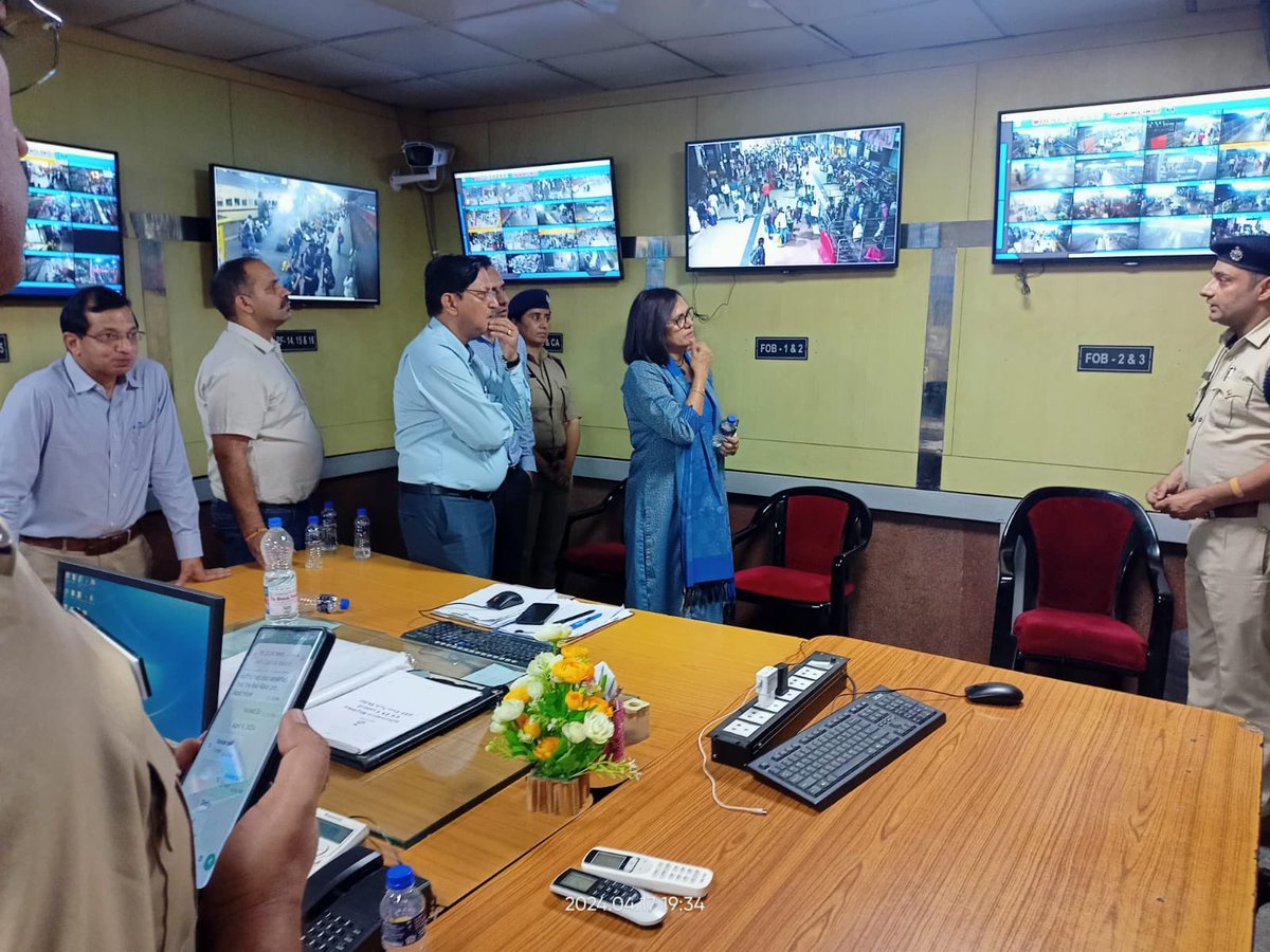 Smt. Jaya Varma Sinha CRB & CEO inspected the crowd management arrangements made at New Delhi railway station during ongoing Summer rush. @RailMinIndia