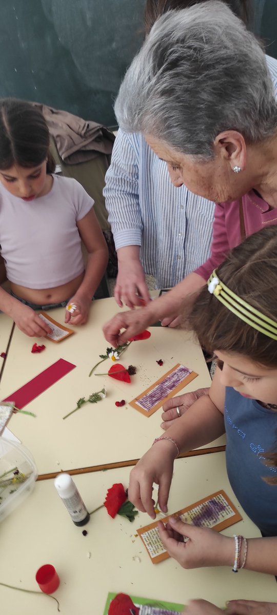 CeipLazarillo's tweet photo. ¡Intensa mañana la de hoy! Todos los realizado en los talleres nos ha permitido decorar la calle, pero nos quedamos con los momentos compartidos. Ésos que no se olvidan fácilmente.¡Afortunados nos sentimos hoy de tener estos maravillosos vecinos! https://t.co/75mqXMA8Fh